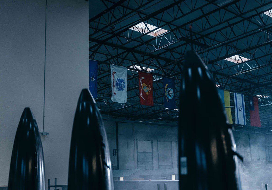 U pozadini među zastavama američke kompanije mach Industries vidi se postavljen zastava Ukrajine.